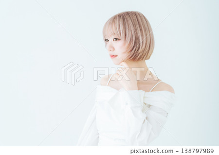 一位留著淺色短波波頭的女性的美麗時尚形象。 一位留著淺色短波波頭的女性的美麗時尚形象。 138797989