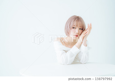 一位留著淺色短波波頭的女性的美麗時尚形象。 一位留著淺色短波波頭的女性的美麗時尚形象。 138797992