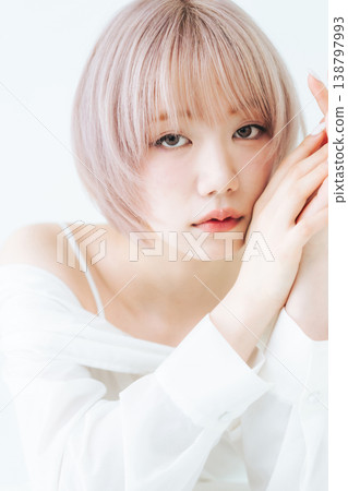 一位留著淺色短波波頭的女性的美麗時尚形象。 一位留著淺色短波波頭的女性的美麗時尚形象。 138797993