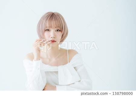 一位留著淺色短波波頭的女性的美麗時尚形象。 一位留著淺色短波波頭的女性的美麗時尚形象。 138798000