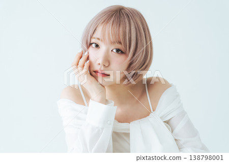 一位留著淺色短波波頭的女性的美麗時尚形象。 一位留著淺色短波波頭的女性的美麗時尚形象。 138798001