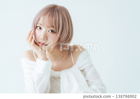 一位留著淺色短波波頭的女性的美麗時尚形象。 138798002