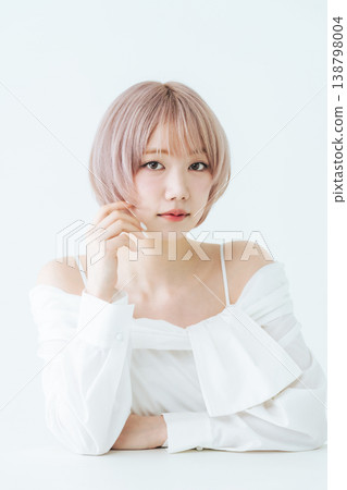 一位留著淺色短波波頭的女性的美麗時尚形象。 138798004