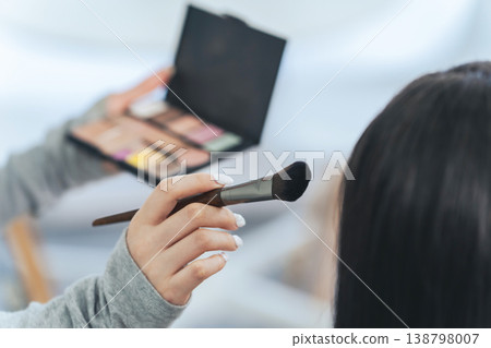 女員工手持化妝工具正在化妝 138798007