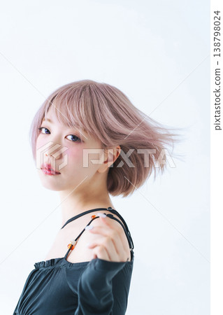 一位留著淺色短波波頭的女性的美麗時尚形象。 一位留著淺色短波波頭的女性的美麗時尚形象。 138798024