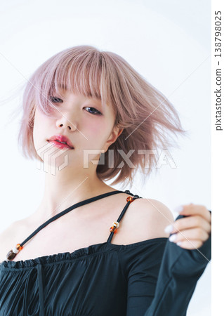 一位留著淺色短波波頭的女性的美麗時尚形象。 138798025