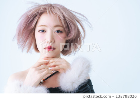 一位留著淺色短波波頭的女性的美麗時尚形象。 138798026