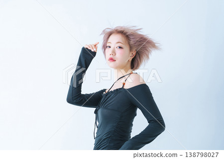 一位留著淺色短波波頭的女性的美麗時尚形象。 138798027