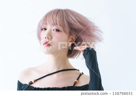 一位留著淺色短波波頭的女性的美麗時尚形象。 一位留著淺色短波波頭的女性的美麗時尚形象。 138798031