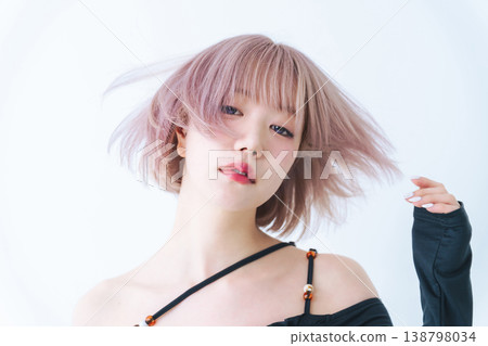 一位留著淺色短波波頭的女性的美麗時尚形象。 138798034