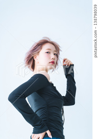一位留著淺色短波波頭的女性的美麗時尚形象。 一位留著淺色短波波頭的女性的美麗時尚形象。 138798039