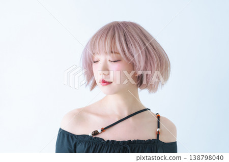 一位留著淺色短波波頭的女性的美麗時尚形象。 138798040