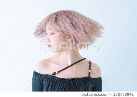 一位留著淺色短波波頭的女性的美麗時尚形象。 138798041