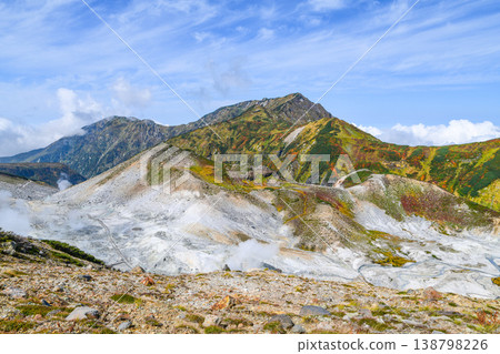 Tateyama, Jigokudani with autumn leaves Tateyama, Jigokudani with autumn leaves 138798226