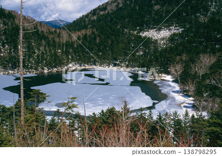 春天的駒留湖(北海道鹿追町) 春天的駒留湖(北海道鹿追町) 138798295