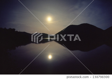 月光下的然別湖（北海道鹿追町） 138798300