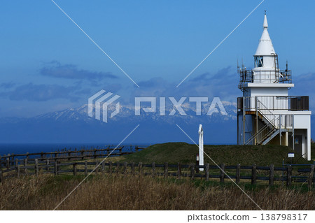 江佐志鷗島燈塔與白雪皚皚的山峰 138798317