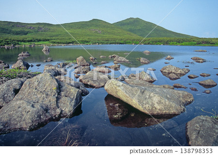 知床山脈的二池（北海道知床） 138798353