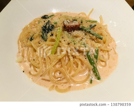 菠菜明太子奶油醬意麵，上面撒上切碎的明太子。 138798359