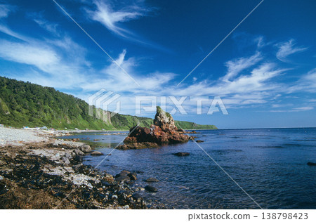 知床岬附近的赤岩（北海道知床市） 138798423