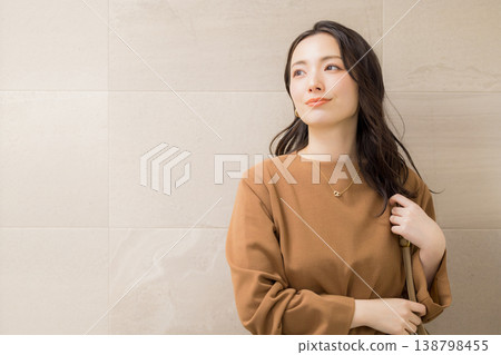 年輕女子在浴室檢查皮膚狀況 年輕女子在浴室檢查皮膚狀況 138798455