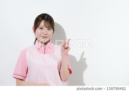 一張白色背景的圖片,展示了一位從事護理或育兒工作的女性,突顯了家庭護理工作的回報意義,並指出了幾個關鍵點。 一張白色背景的圖片,展示了一位從事護理或育兒工作的女性,突顯了家庭護理工作的回報意義,並指出了幾個關鍵點。 138798482