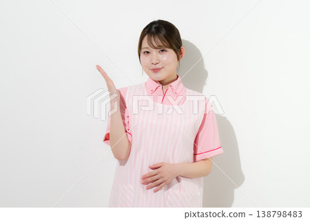 白色背景上展示了女性作為護理員或育兒工作者的照片，說明了家庭護理工作的回報豐厚，以及她們用雙手提供的指導。 138798483