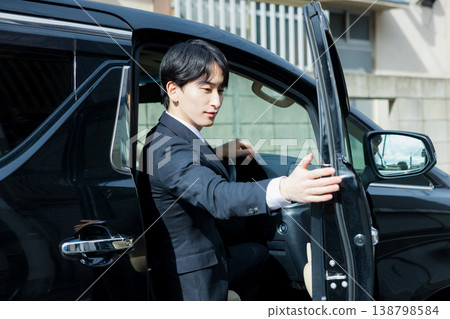駕駛汽車的商人 駕駛汽車的商人 138798584