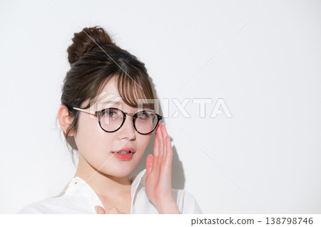 一張可愛美麗的圖片,圖中人物梳著丸子頭,戴著眼鏡(太陽眼鏡),背景是白色。 一張可愛美麗的圖片,圖中人物梳著丸子頭,戴著眼鏡(太陽眼鏡),背景是白色。 138798746