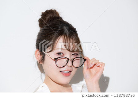 一張可愛美麗的圖片，圖中人物梳著丸子頭，戴著眼鏡（太陽眼鏡），背景是白色，眼鏡的位置也稍作調整。 138798756