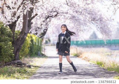穿著制服的女高中生穿越櫻花 138798812