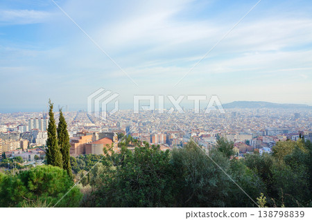 從巴塞隆納的山頂上可以欣賞到美麗的城市景色和橫跨森林的藍天。 138798839