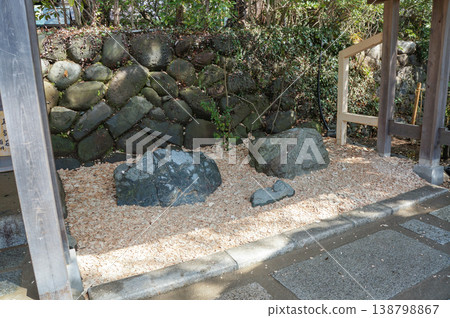 兩塊大石頭和一塊小石頭靜靜地躺在一處神聖的地方,這片景色似乎蘊含著某種意義。 兩塊大石頭和一塊小石頭靜靜地躺在一處神聖的地方,這片景色似乎蘊含著某種意義。 138798867