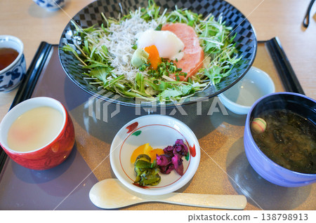 Enoshima specialty: Raw whitebait rice bowl set (with minced tuna, soft-boiled egg, and steamed egg custard) 138798913