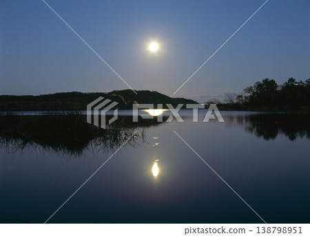 Lake Toro under the moonlight (Shibecha Town, Hokkaido) Lake Toro under the moonlight (Shibecha Town, Hokkaido) 138798951