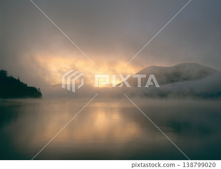 Lake Shikaribetsu in the morning mist (Shikaoi Town, Hokkaido) 138799020