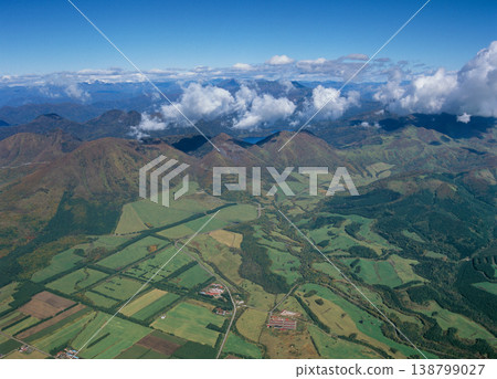 從空中俯瞰鹿別湖及周圍山脈（北海道鹿尾町） 138799027