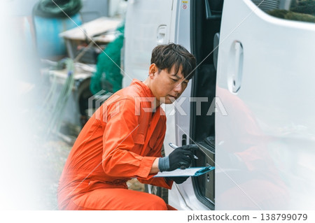 Auto mechanic Auto mechanic 138799079