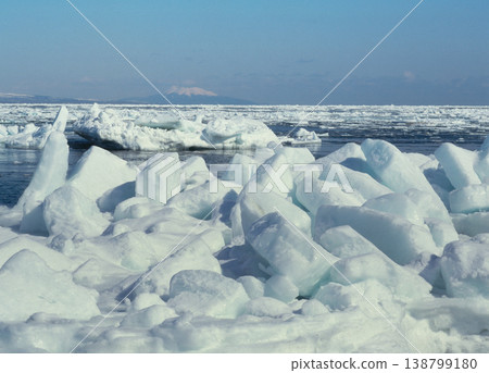 流冰和國後島（北海道知床） 138799180