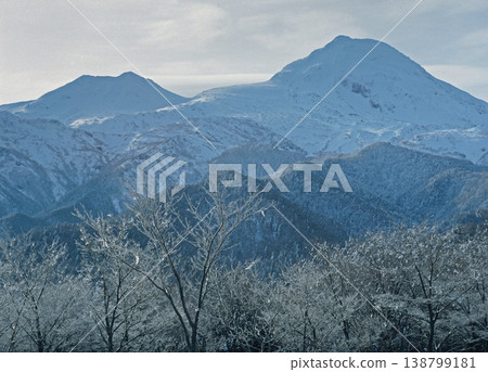 羅臼山和覆滿霜雪的樹木（北海道知床縣） 138799181