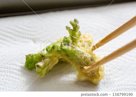 Tempura, oil, tempura, tara sprouts Tempura, oil, tempura, tara sprouts 138799190