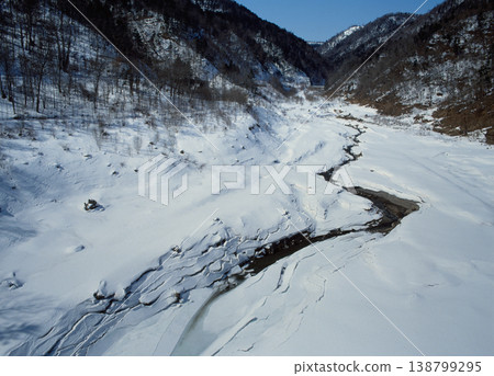 一條由融雪匯聚而成的河流(北海道新德町) 一條由融雪匯聚而成的河流(北海道新德町) 138799295