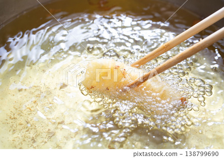 Cooking scene: Tempura, deep-fried food 138799690