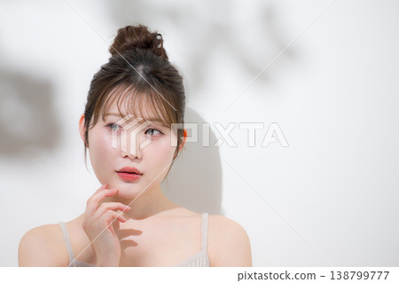 沐浴在夏日陽光下的肌膚,閃耀著光澤,晶瑩剔透,水潤飽滿;畫面令人聯想到水面的倒影和肌膚的微妙律動。 沐浴在夏日陽光下的肌膚,閃耀著光澤,晶瑩剔透,水潤飽滿;畫面令人聯想到水面的倒影和肌膚的微妙律動。 138799777