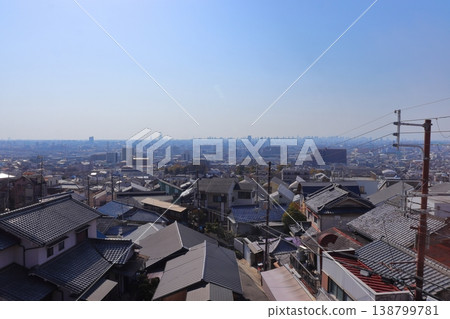 從俯瞰石切參道商店街的山丘上眺望大阪市（大阪府東大阪市） 138799781