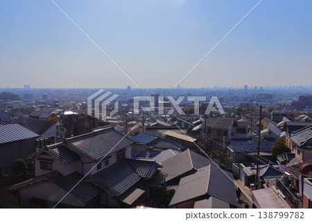 從俯瞰石切參道商店街的山丘上眺望大阪市(大阪府東大阪市) 從俯瞰石切參道商店街的山丘上眺望大阪市(大阪府東大阪市) 138799782