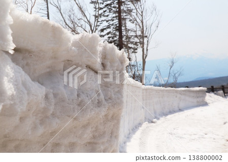 積雪覆蓋的道路和雪牆（北海道冬季景色） 138800002