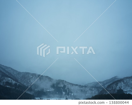 白雪皚皚的山峰和繚繞的霧氣：冬季山景 138800044