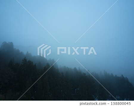 白雪皚皚的山峰和繚繞的霧氣:冬季山景 白雪皚皚的山峰和繚繞的霧氣:冬季山景 138800045