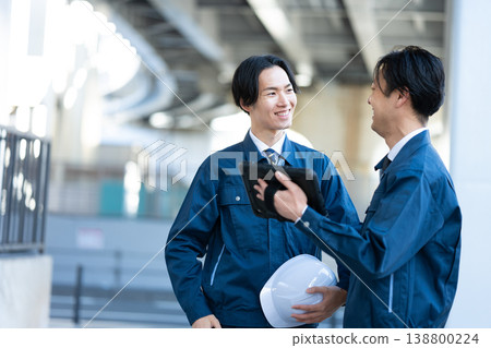 工程師們正在交談 138800224